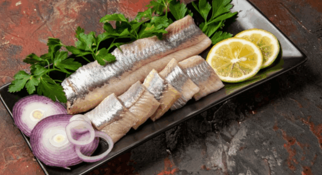 Ось як треба чистити оселедець для “Шуби”: 1 рух ножем – і філе без жодної кістки 