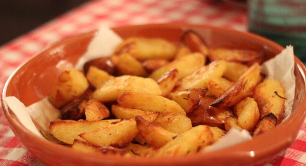 Так роблять шеф-кухарі в ресторанах: 1 секретний інгредієнт – і картопля смажиться як треба 