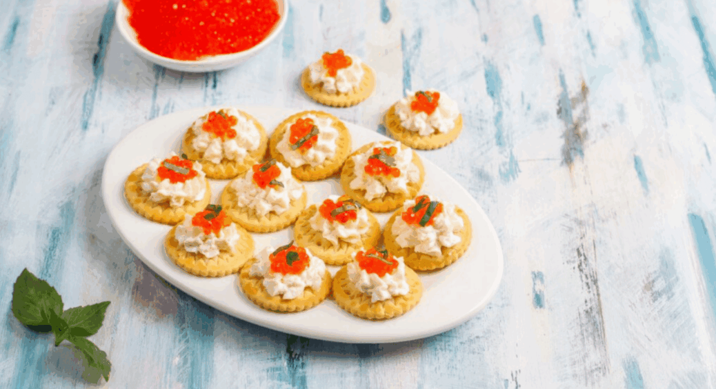 Святкові тарталетки за 10 хвилин: ці 3 начинки, і закуска розлетиться одразу з вашого столу 