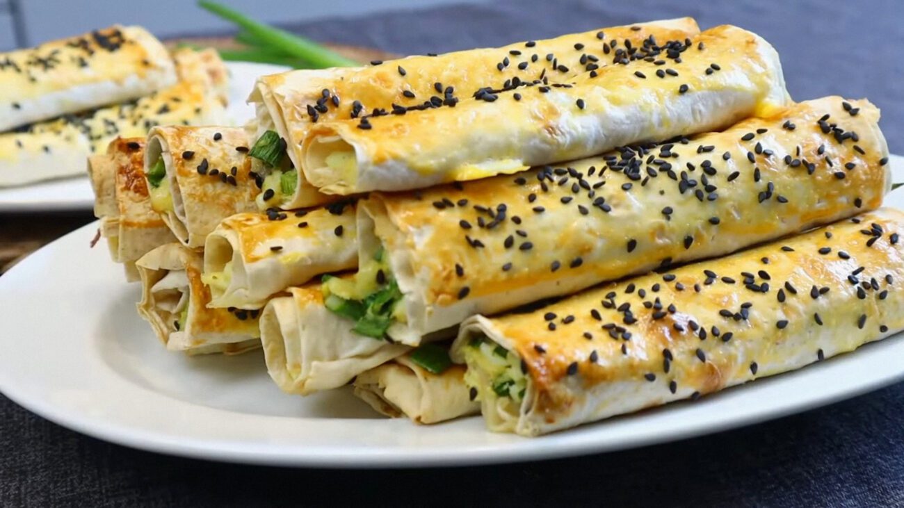 Кухарі поділилися простим рецептом рулетиків із зеленою цибулею