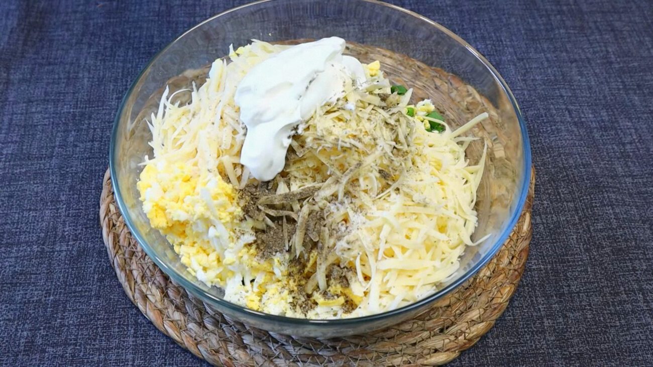 Кухарі поділилися простим рецептом рулетиків із зеленою цибулею