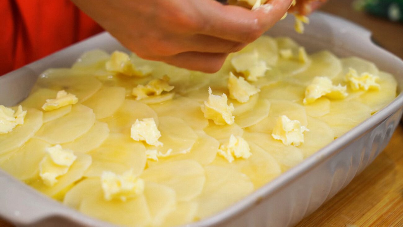 Покроковий рецепт картопляної запіканки з цибулею та вершковим маслом