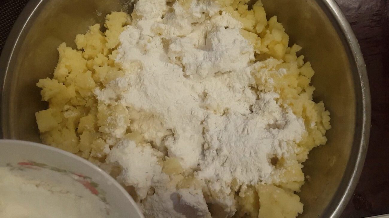 Господині показали, як приготувати класичні картопляні зрази