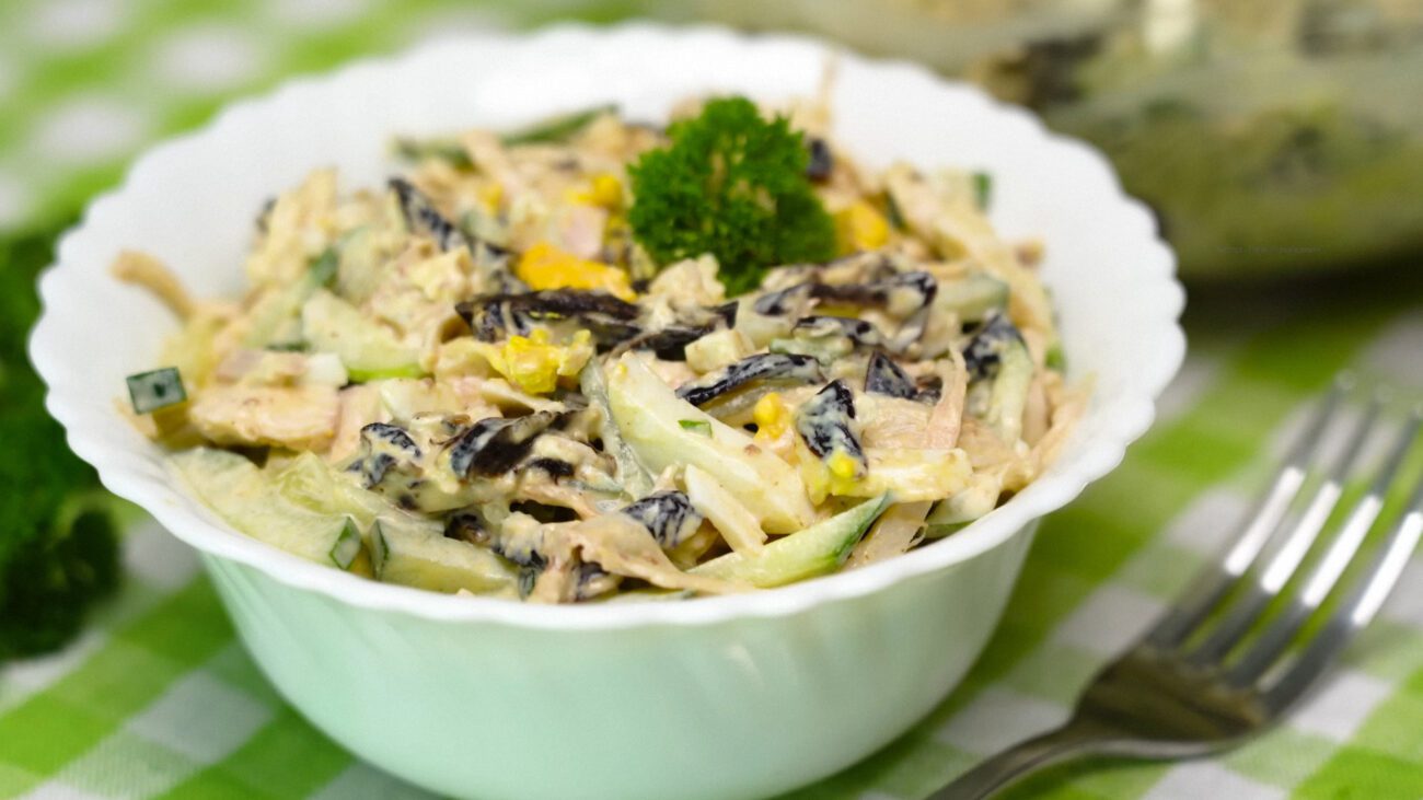 За бажанням у цей салат також можна додати 50 г подрібнених волоських горіхів