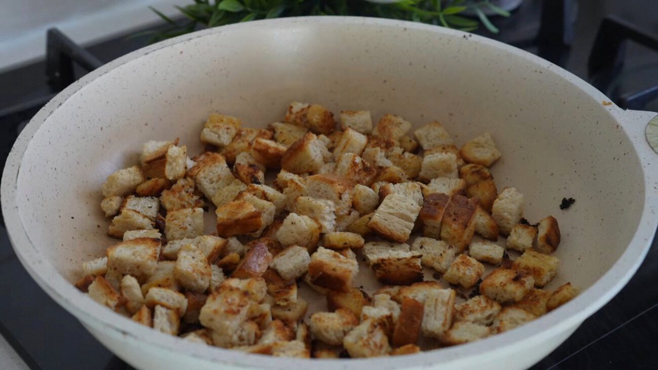 Якщо не хочете готувати сухарики самостійно, то можна купити в магазині