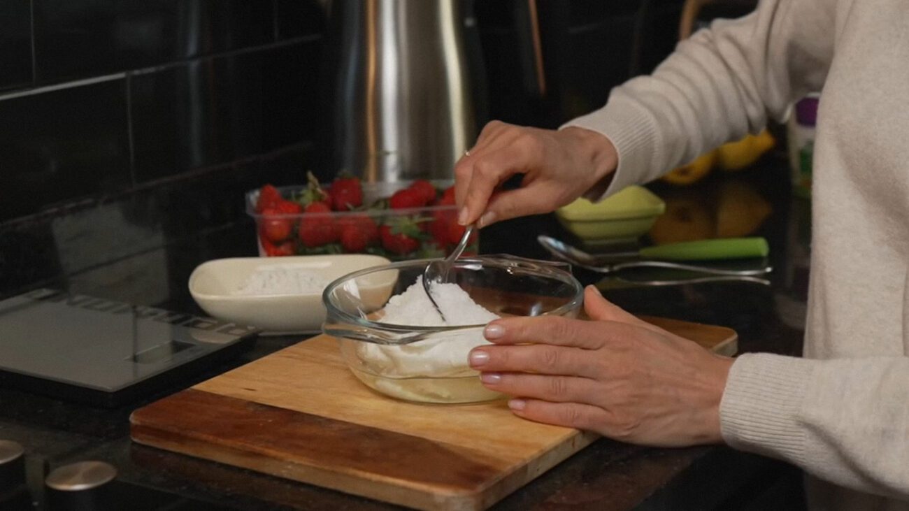 Для цього рецепта обов'язково використовувати саме густий йогурт по типу грецького