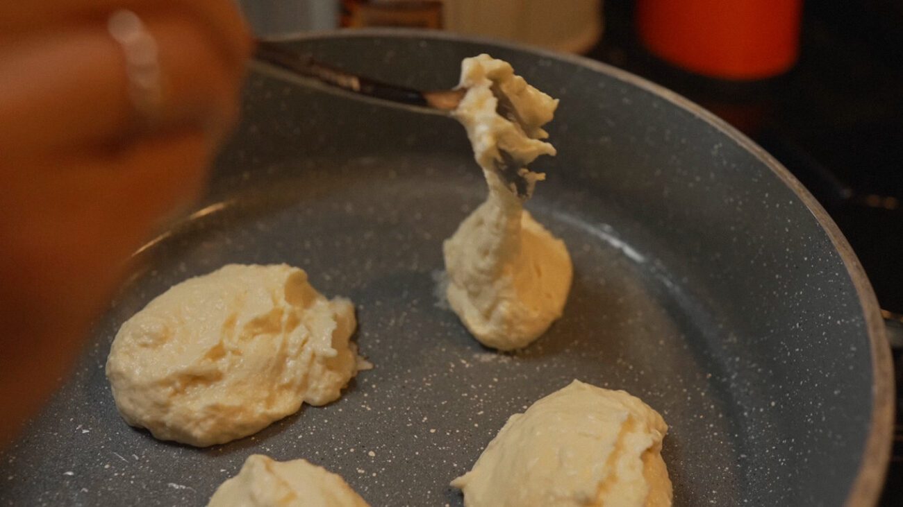 Консистенція тіста вийде трішки рідкуватою, але після смаження сирники триматимуть форму