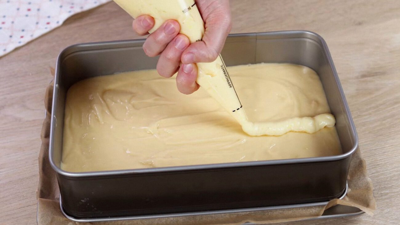 Прикрасити торт зверху також можна цукатами, соняшниковим насінням, шматочками шоколаду чи сухофруктами