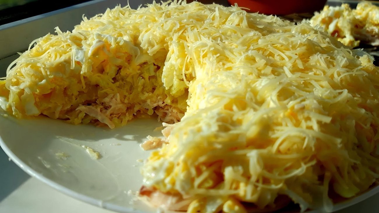 Рецепт смачного і соковитого салату з куркою і сиром