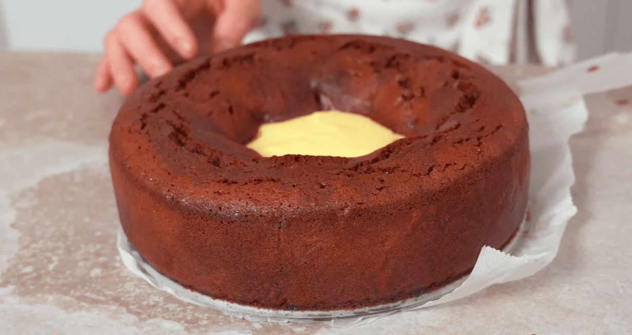 Рецепт пирога Вулкан, який випікається одразу з кремом