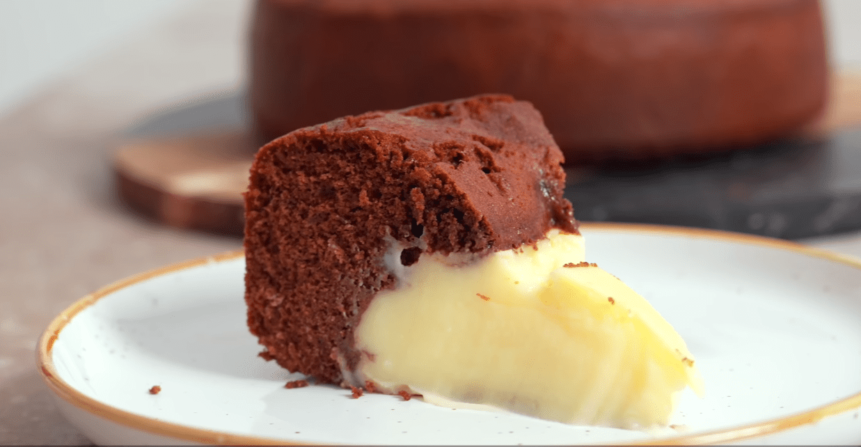 Рецепт пирога Вулкан, який випікається одразу з кремом