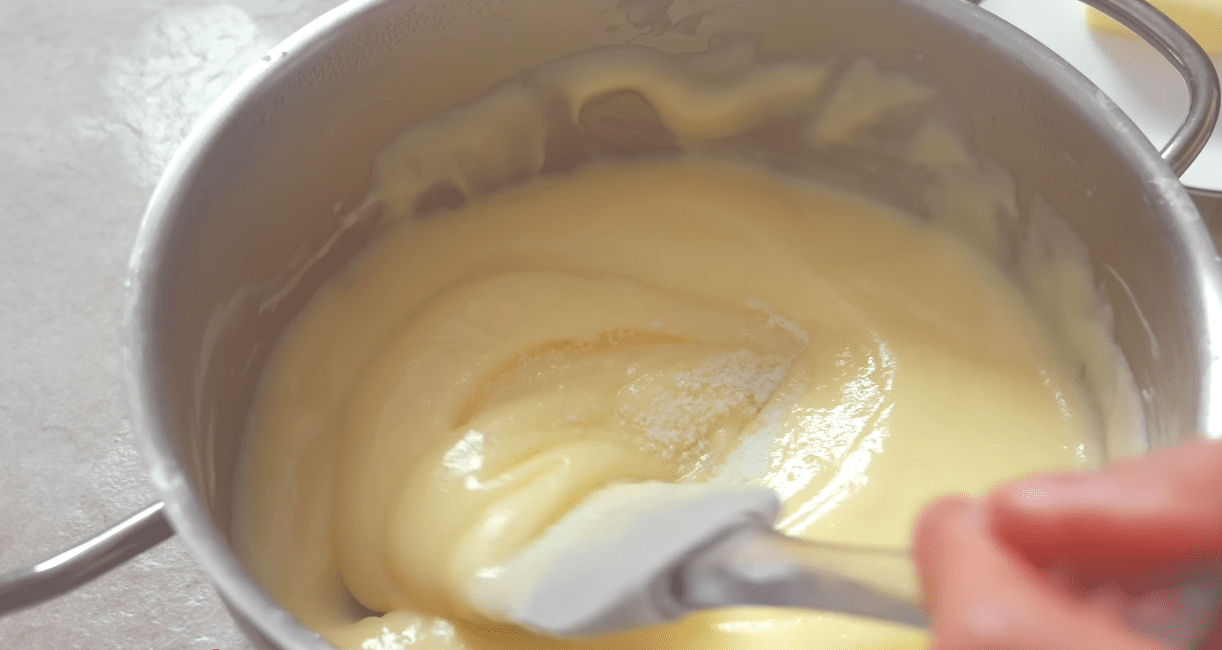 Рецепт пирога Вулкан, який випікається одразу з кремом