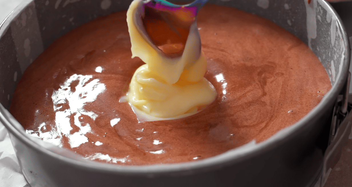 Рецепт пирога Вулкан, який випікається одразу з кремом