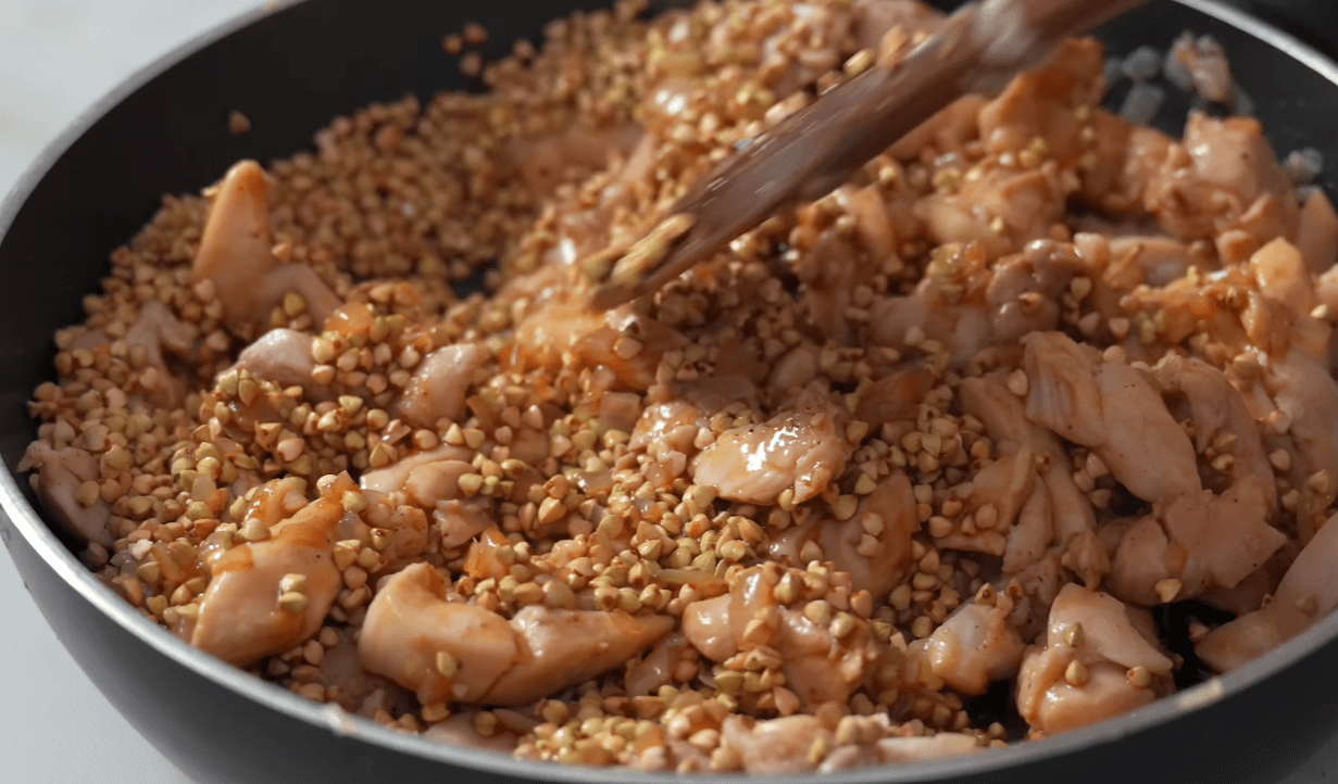 Рецепт смачної та недорогої вечері для великої родини з гречки та курки