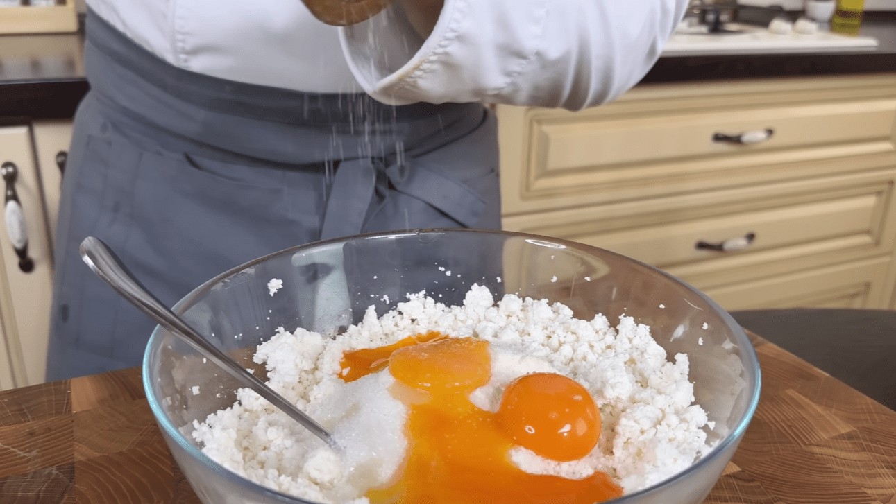 Кулінар розкрив секрет ідеальних сирників: виходять із першого разу