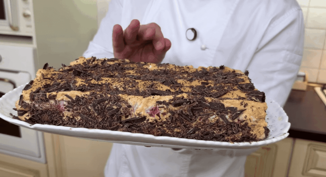 Коли треба швидко, дешево та смачно: лаваш + вишня + сметана і ніякої духовки – рецепт торта 