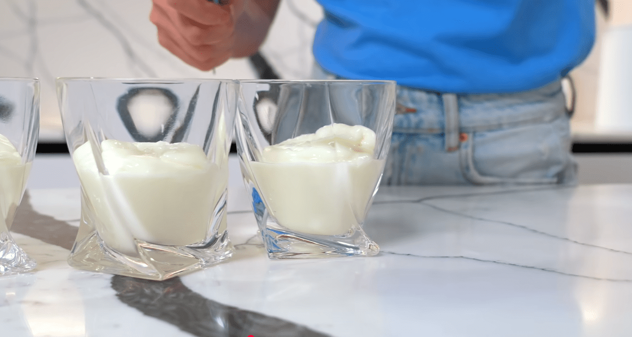 Рецепт простого десерту із молока: без випічки, без желатину та без яєць