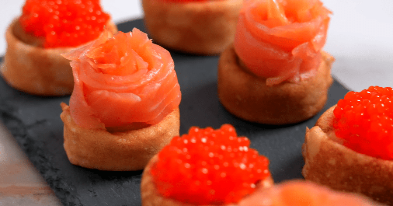 Кулінарка показала, як красиво подати червону ікру та рибу на Різдво та Новий рік