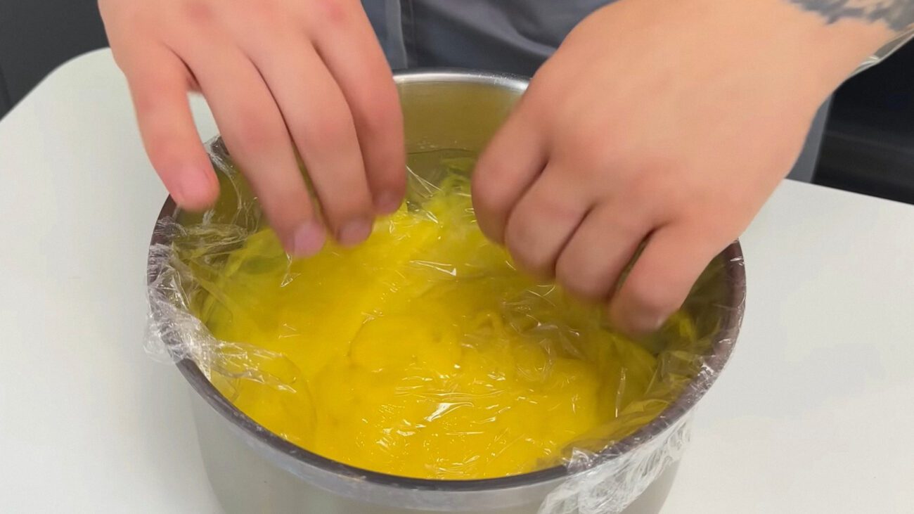 Кухарі поділилися рецептом швидкого торта із заварним кремом та печивом