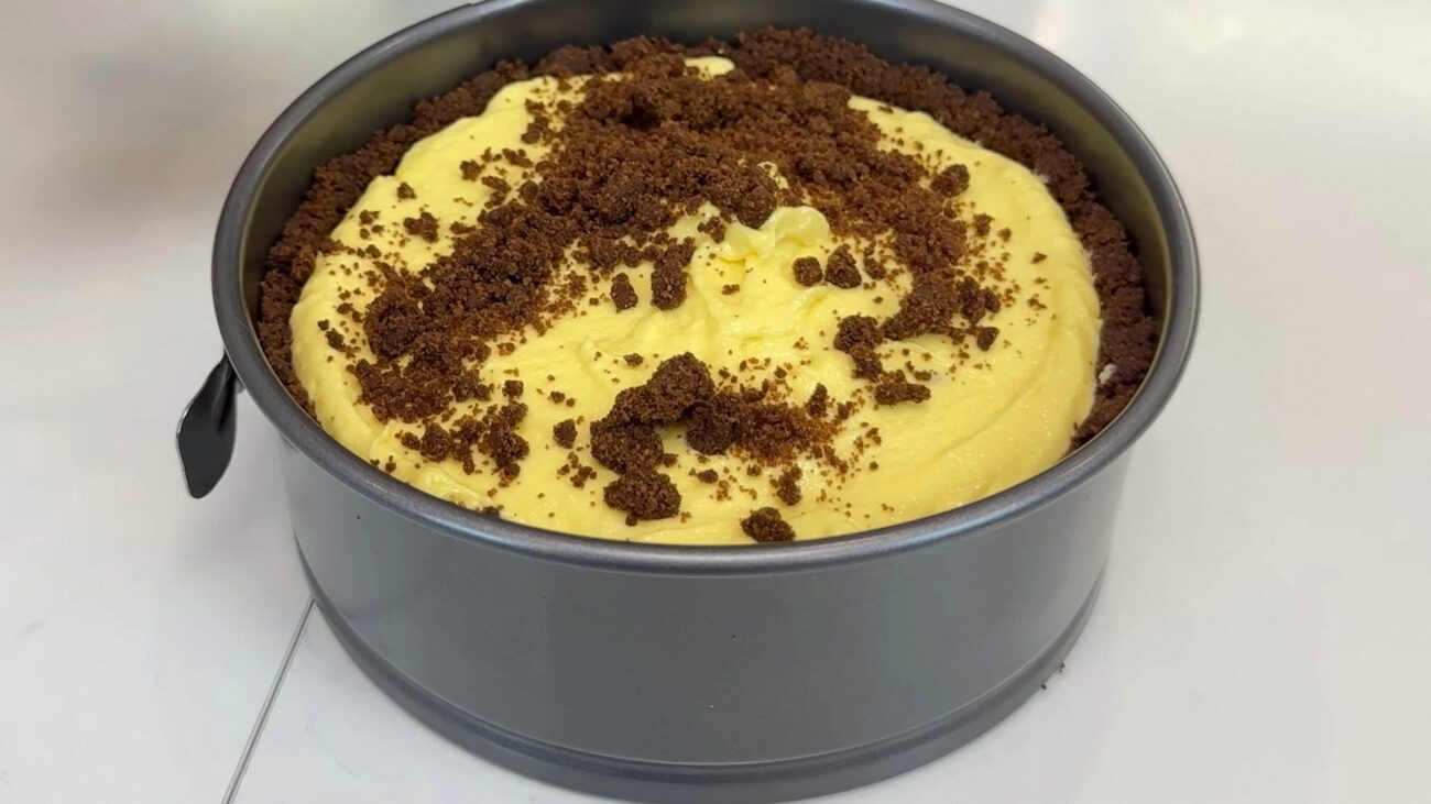 Кондитер показав, як приготувати смачний шоколадний торт без випічки