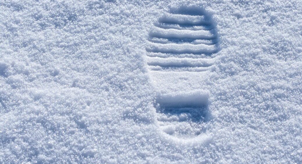 Не посипайте доріжки сіллю: 3 безпечні засоби, щоб лід танув миттєво – і взуття, і плитка цілі 