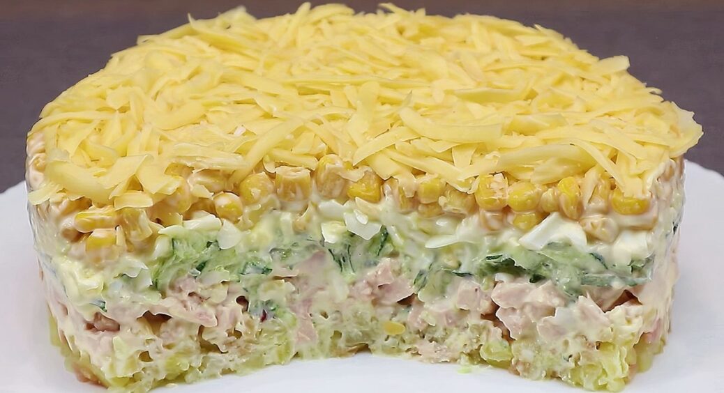 Кукурудза є? Тоді готуйте салат “Пані Тетяна” — смак такий, що “Мімоза” й поряд не стояла 