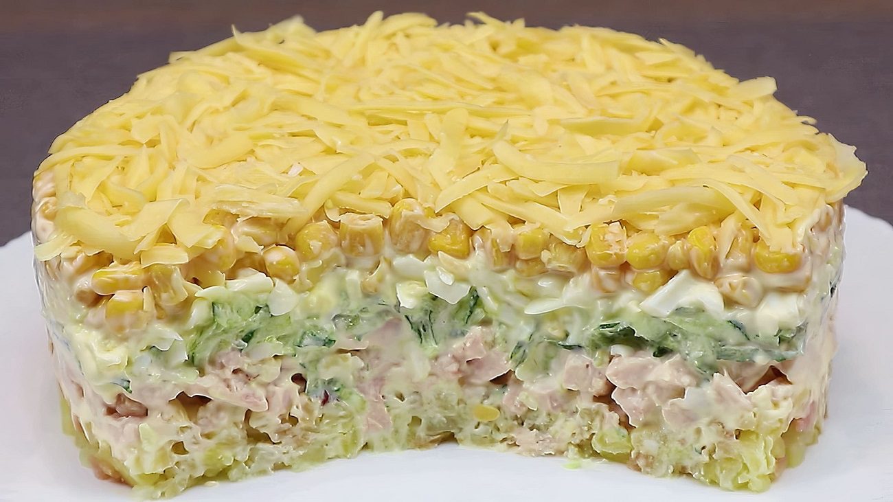 Рецепт нового святкового салату з консервованою кукурудзою