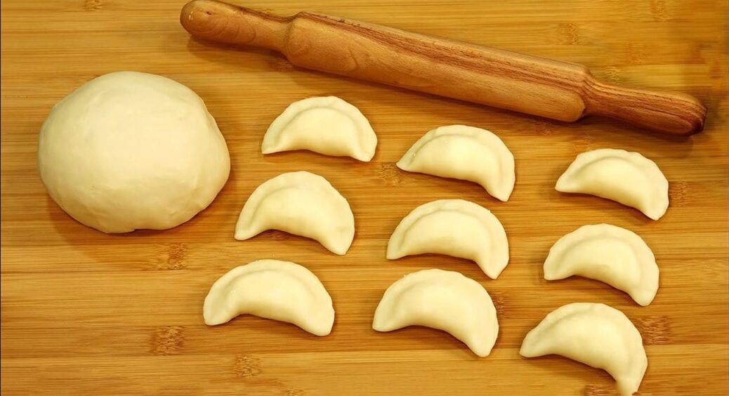 Той самий рецепт універсального тіста для пельменів, вареників і чебуреків: класика в усі часи 