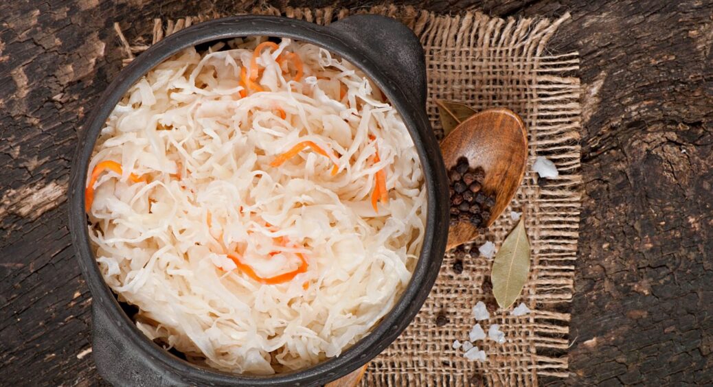 Сайт: 1 нюанс, і квашена капуста не буде гірчити: тернопільська господиня назвала точну кількість солі 