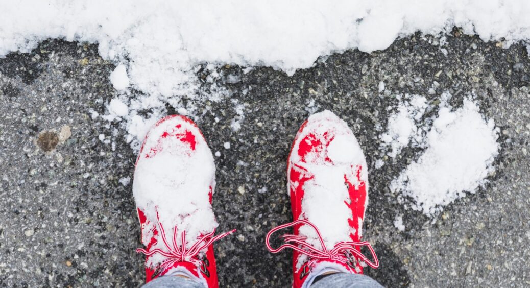 Проводжу ваткою по підошві 2-3 рази — і взуття не ковзає в ожеледицю: секрет розкрито 