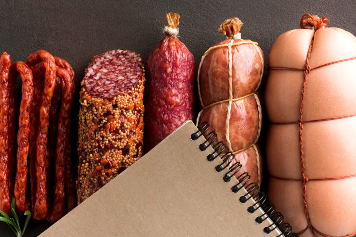 Експерти розповіли, як швидко зняти шкірку з ковбаси