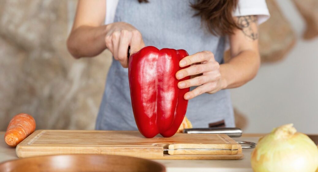 Роблю лише 3 рухи ножем: лайфхак, як швидко почистити і нарізати болгарський перець 