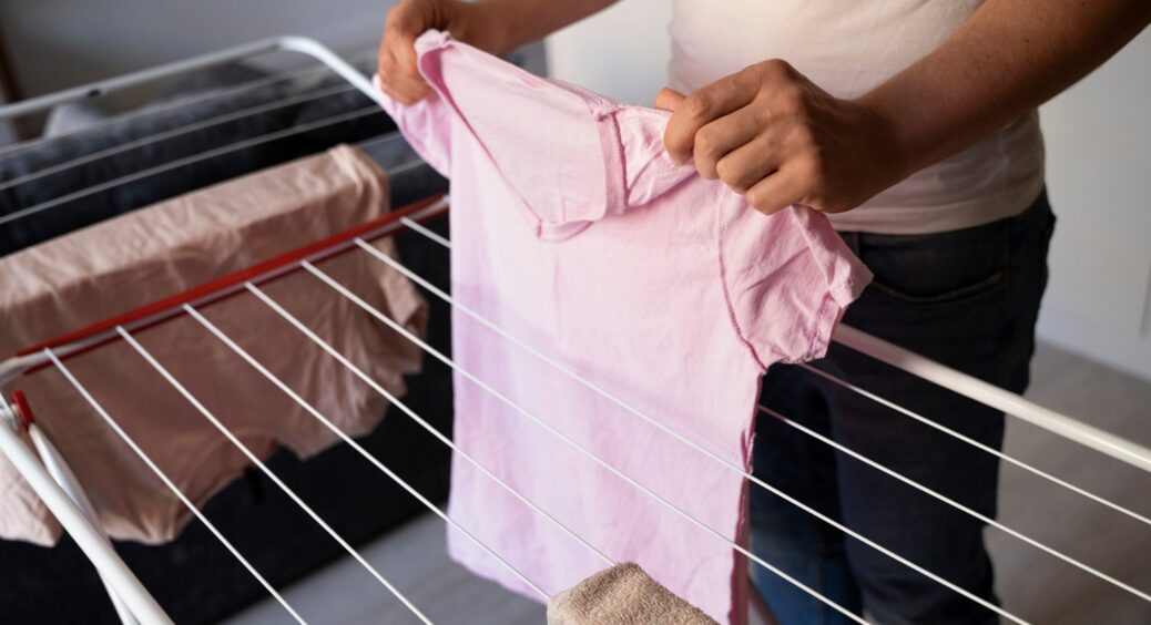 Як висушити білизну в холодній хаті без вогкості: трюк від куми з села 