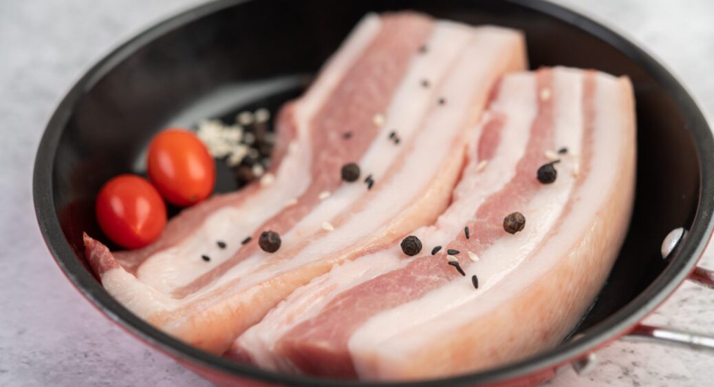 Замість дорогої ковбаси роблю цю закуску з сала: перевірений спосіб для ідеальної нарізки 