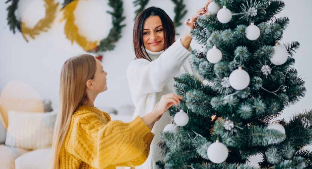 Штучна ялинка виглядає, як у Кевіна з “Сам удома”: 1 хитрість, яка зробить її пухнастою 