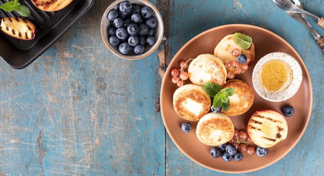 2 техніки для сирників, ідеальних за формою і щоб не розпливались по сковороді: як в ресторані 