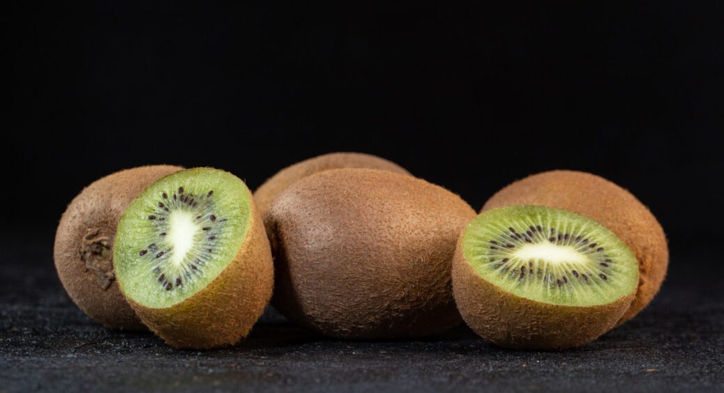 Користь ківі для кишківника та травлення: ось чому цей фрукт варто їсти зі шкіркою 