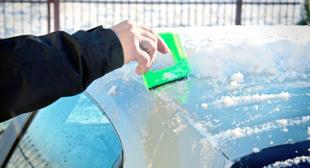 Як очистити лобове скло від льоду за 5 хвилин: простий лайфхак для автовласників 