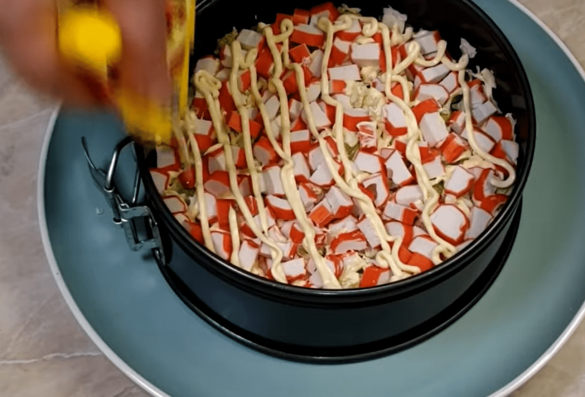 Рецепт смачного новорічного салату з червоною рибою