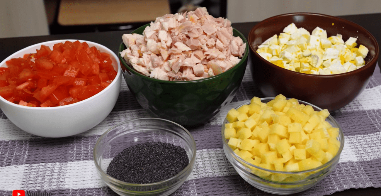 Рецепт смачного святкового салату з куркою і маком