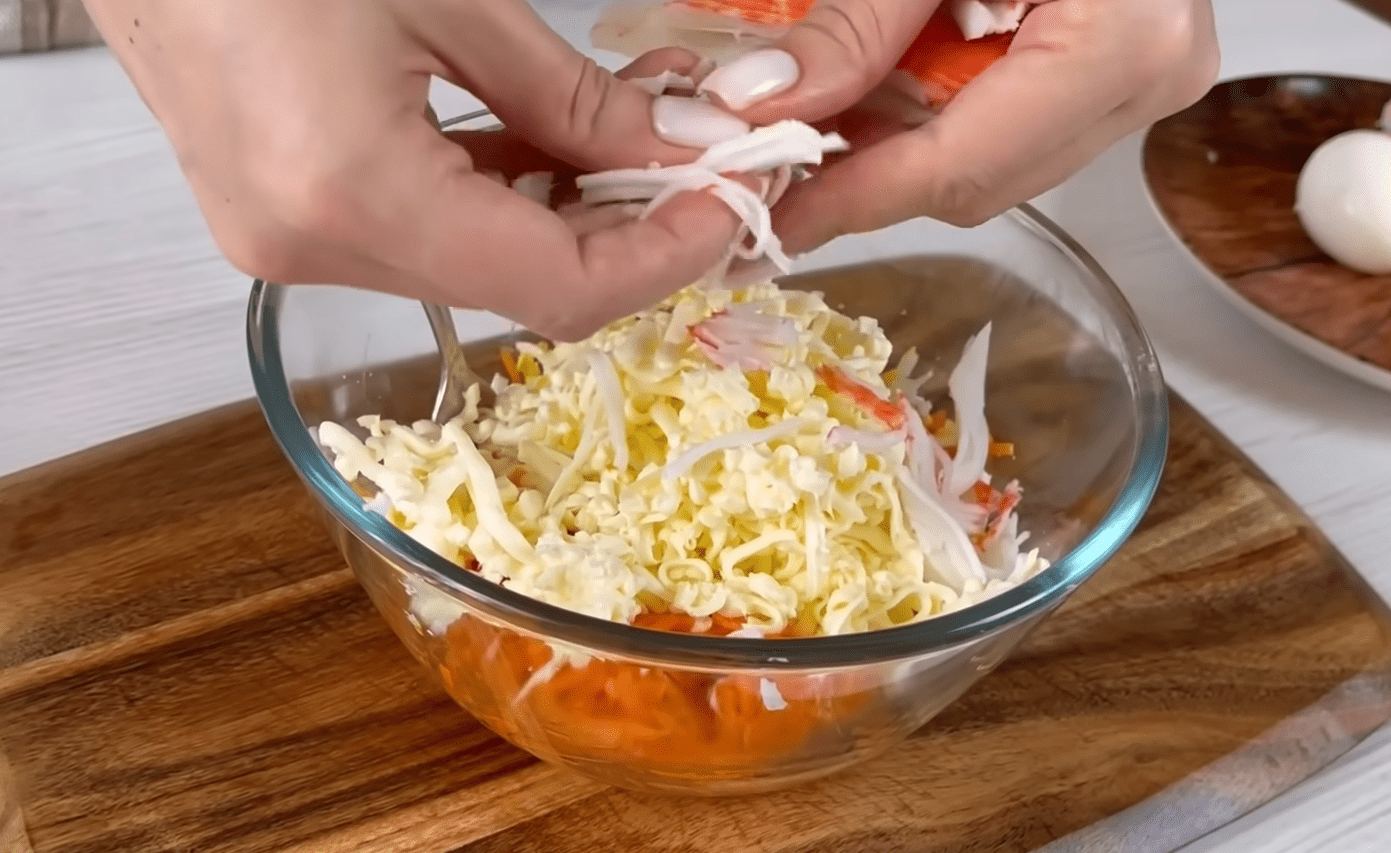 Рецепт ніжного і соковитого сирного салату на Новий рік