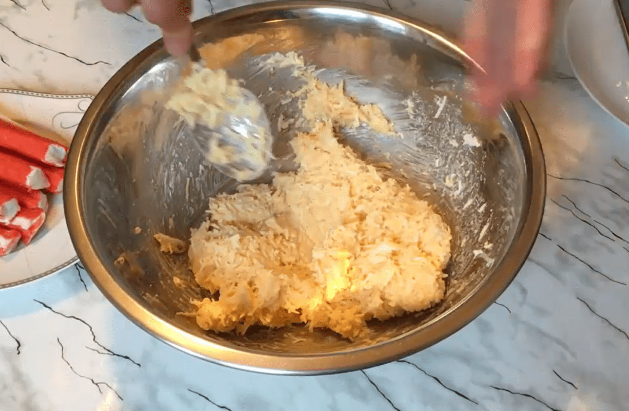 Рецепт смачної і ніжної закуски з крабових паличок на новорічний стіл