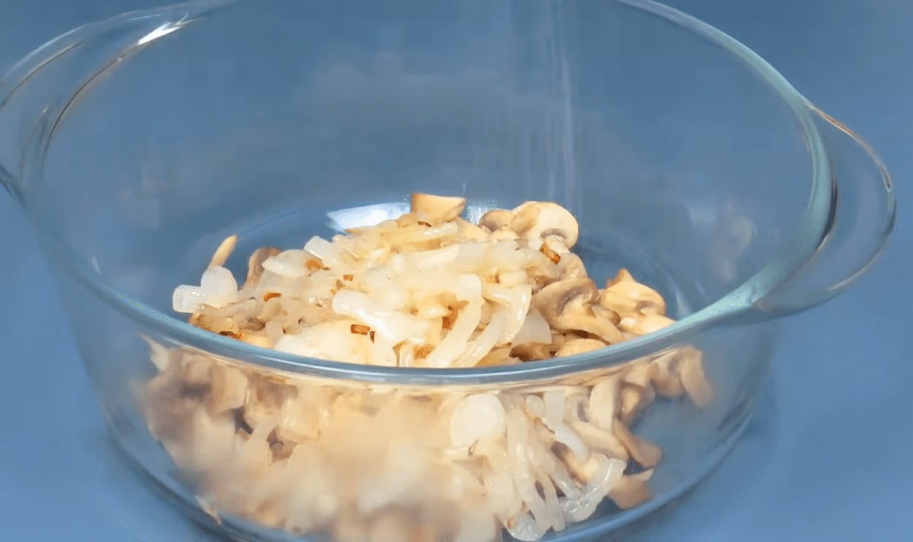 Рецепт смачного святкового салату з куркою та плавленим сиром