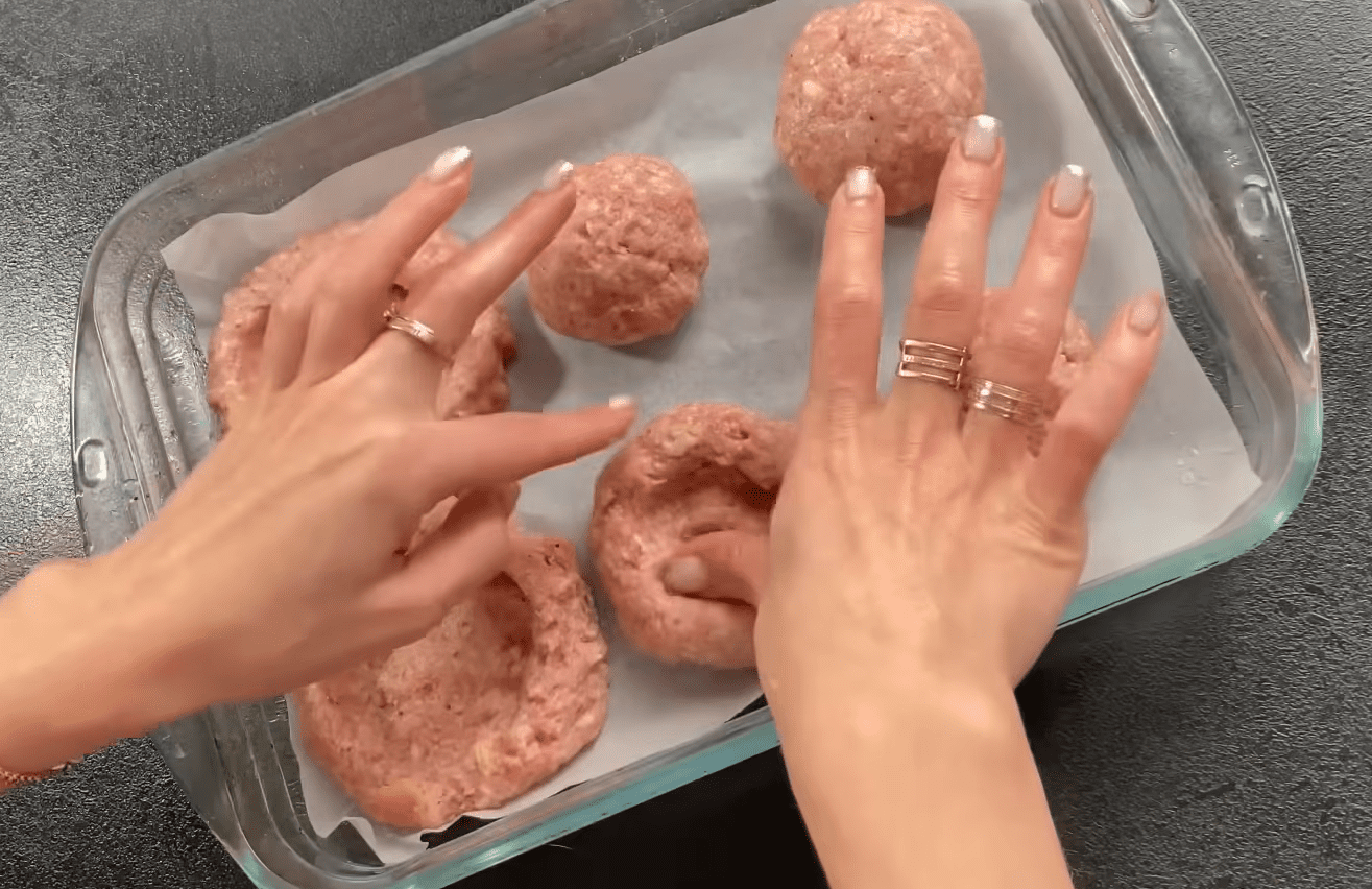 Рецепт соковитих м'ясних гнізд під сирною шапочкою