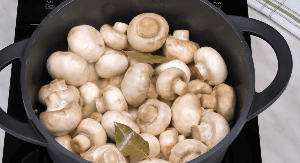 Мариновані гриби за 1 годину: експрес-метод печериць на закуску, який заощаджує гроші й час 