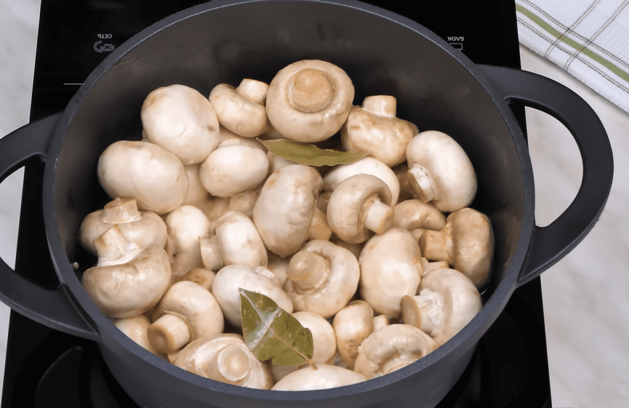 Кулінари розповіли, як приготувати швидкі мариновані печериці по-домашньому