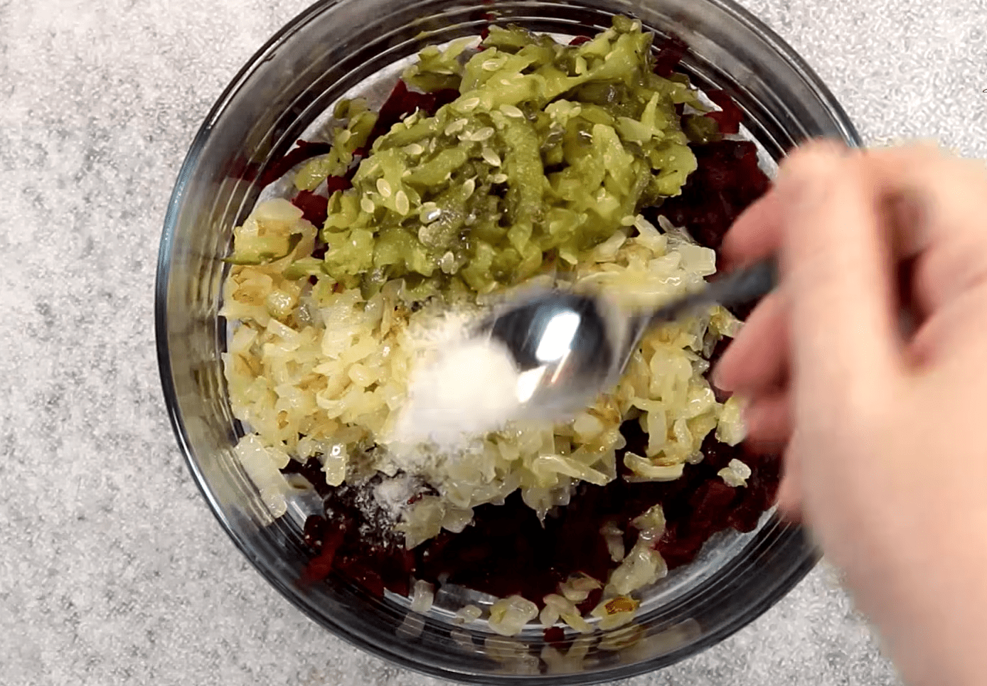 Рецепт дуже смачного салату з буряка та смаженої цибулі