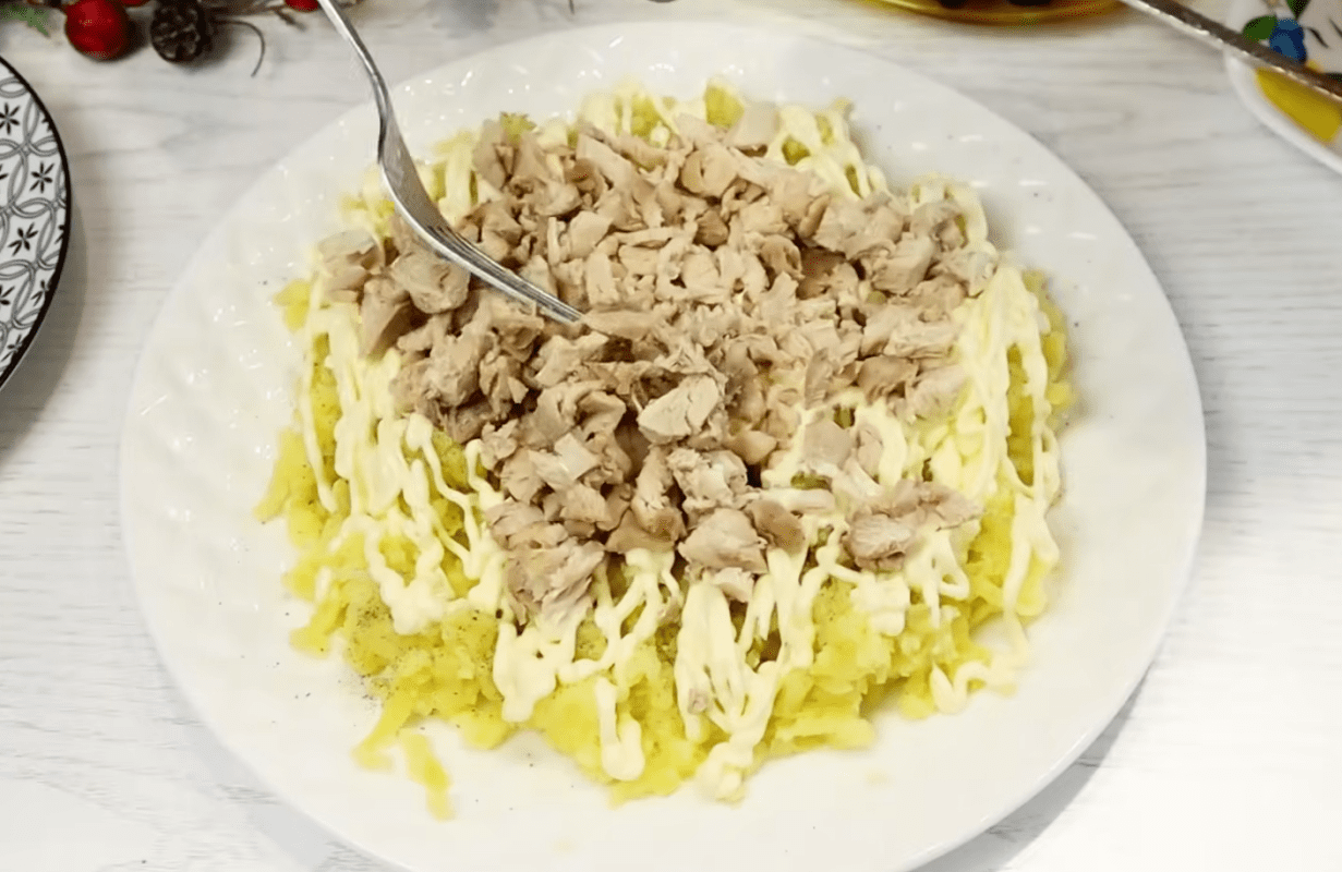 Рецепт смачного новорічного салату з куркою і чорносливом