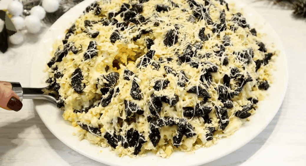 Гості забули про “Олів’є”, коли спробували це диво: салат “Графський” – з 5 простих продуктів 