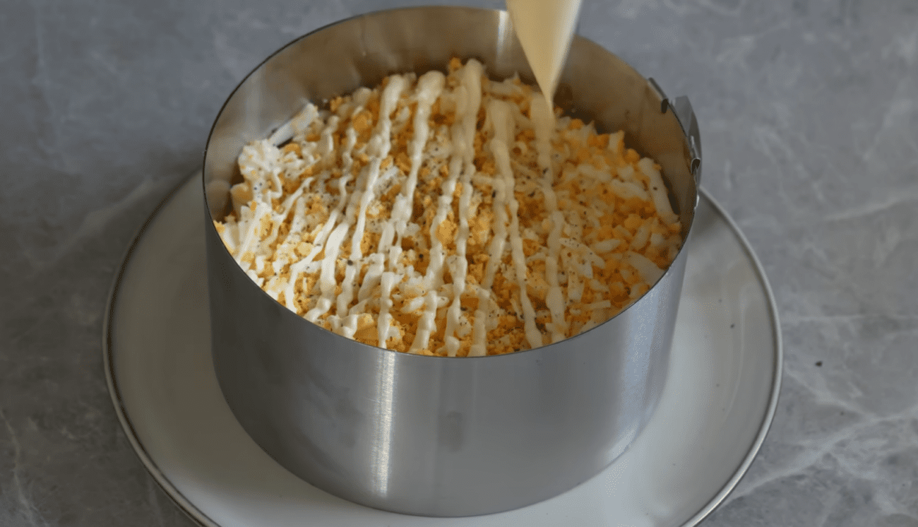 Рецепт смачного новорічного салату з червоною рибою